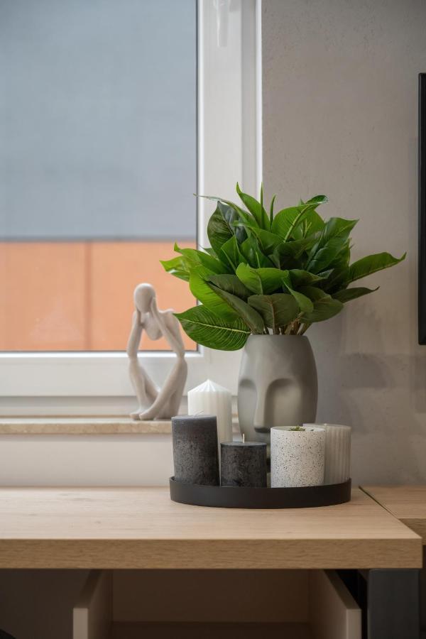 Trendy Studios With Home Office Near Wroclaw Main Station By Noclegi Renters Bagian luar foto