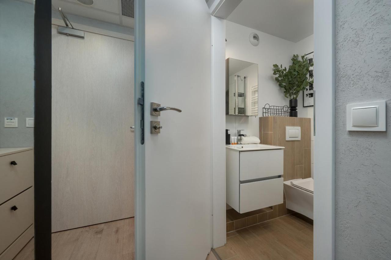 Trendy Studios With Home Office Near Wroclaw Main Station By Noclegi Renters Bagian luar foto