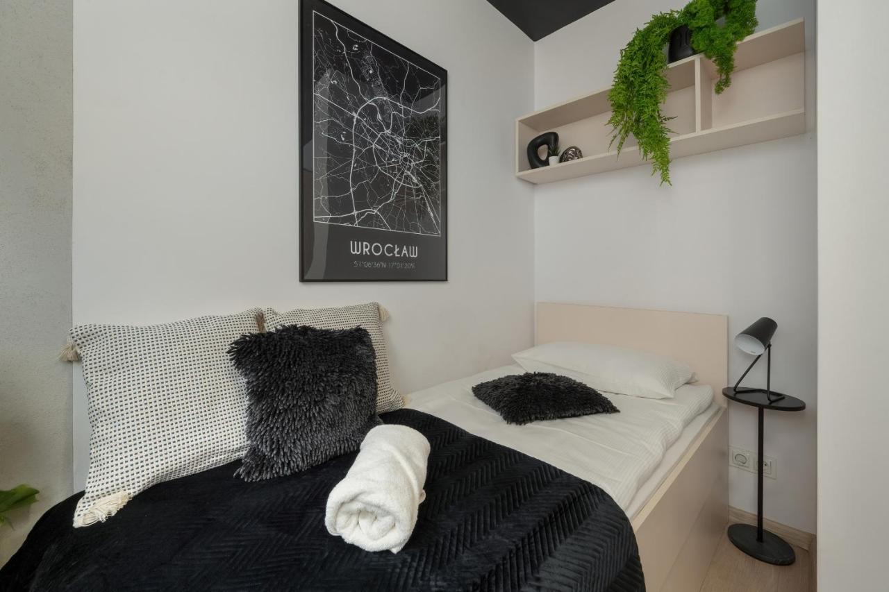 Trendy Studios With Home Office Near Wroclaw Main Station By Noclegi Renters Bagian luar foto