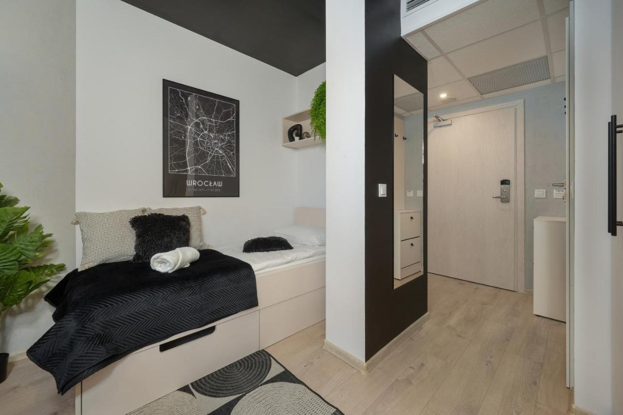 Trendy Studios With Home Office Near Wroclaw Main Station By Noclegi Renters Bagian luar foto