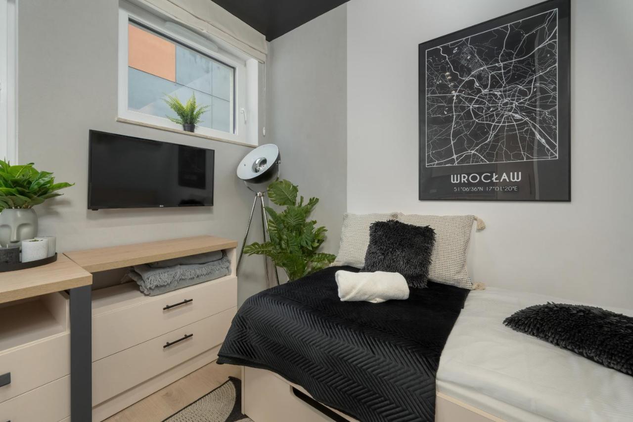 Trendy Studios With Home Office Near Wroclaw Main Station By Noclegi Renters Bagian luar foto