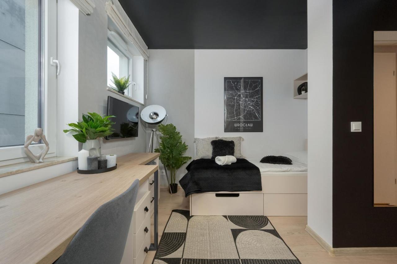 Trendy Studios With Home Office Near Wroclaw Main Station By Noclegi Renters Bagian luar foto