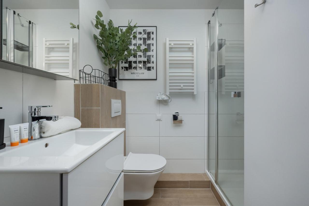 Trendy Studios With Home Office Near Wroclaw Main Station By Noclegi Renters Bagian luar foto