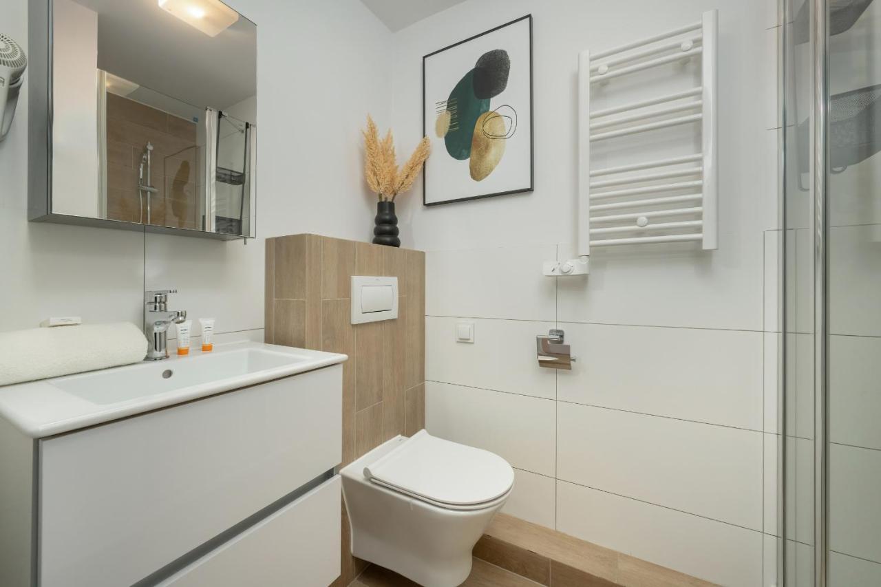 Trendy Studios With Home Office Near Wroclaw Main Station By Noclegi Renters Bagian luar foto