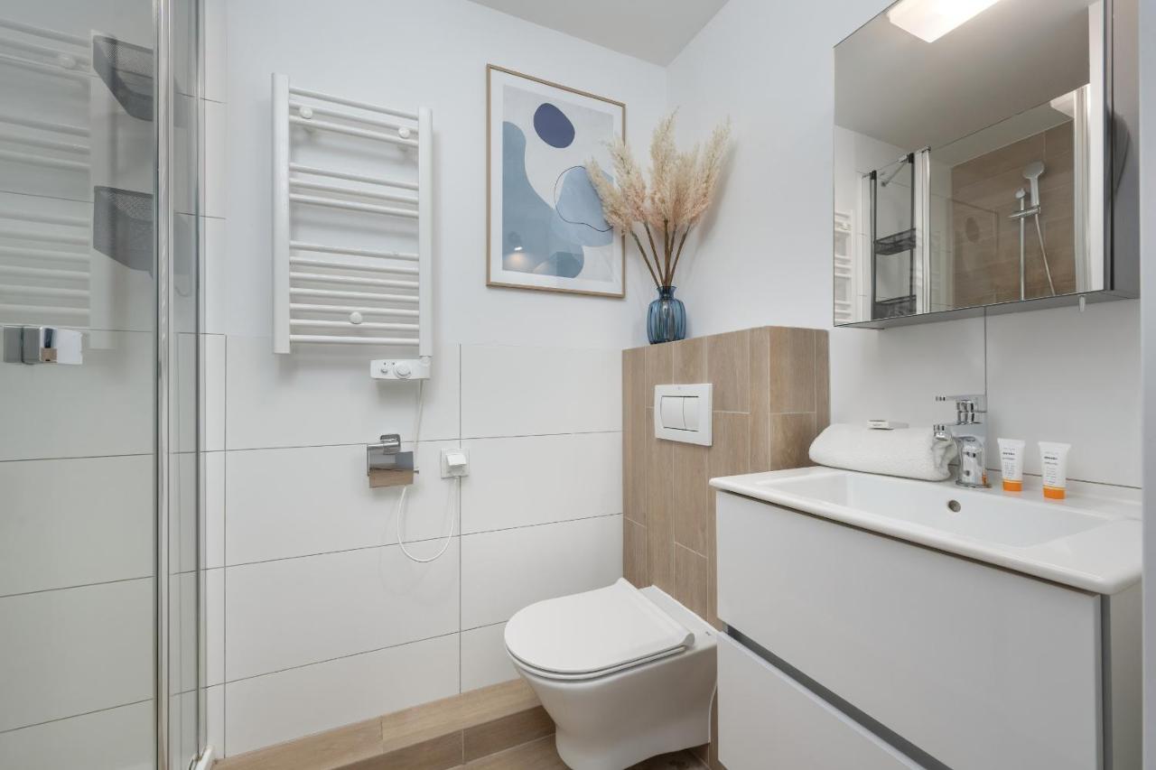 Trendy Studios With Home Office Near Wroclaw Main Station By Noclegi Renters Bagian luar foto
