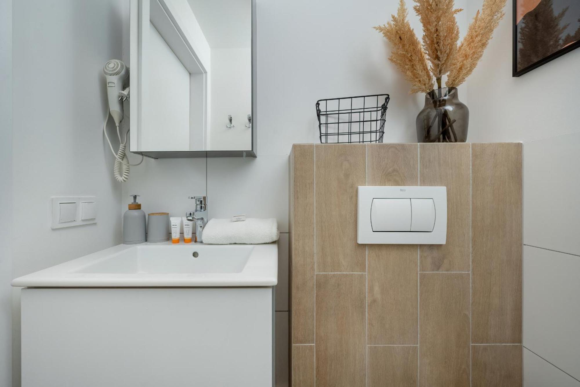 Trendy Studios With Home Office Near Wroclaw Main Station By Noclegi Renters Bagian luar foto